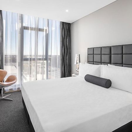 Meriton Suites Mascot Central Sydney Exterior photo