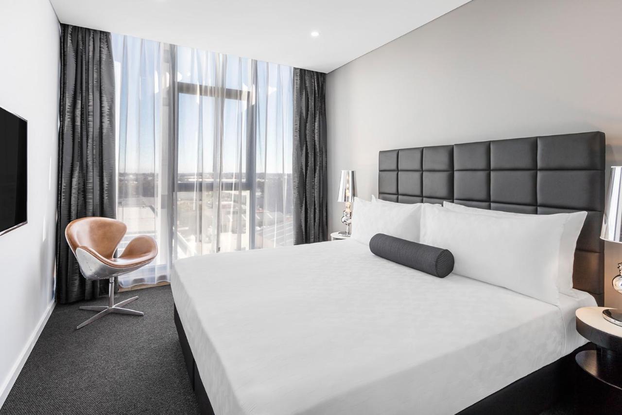 Meriton Suites Mascot Central Sydney Exterior photo